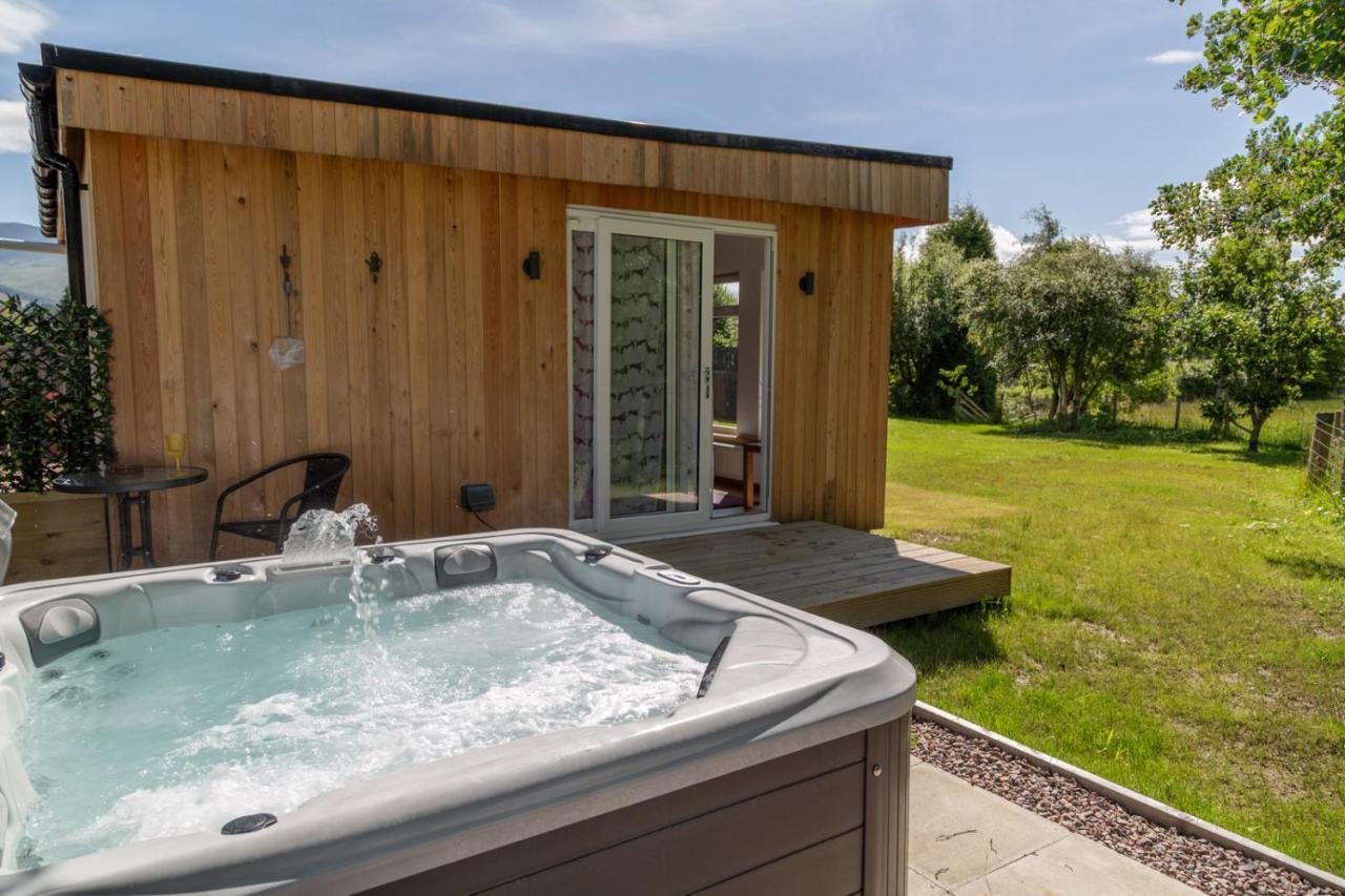Allt Mor Rentals - Chalet With Hot Tub, And Studio Apartment No Hot Tub Roybridge Exterior foto